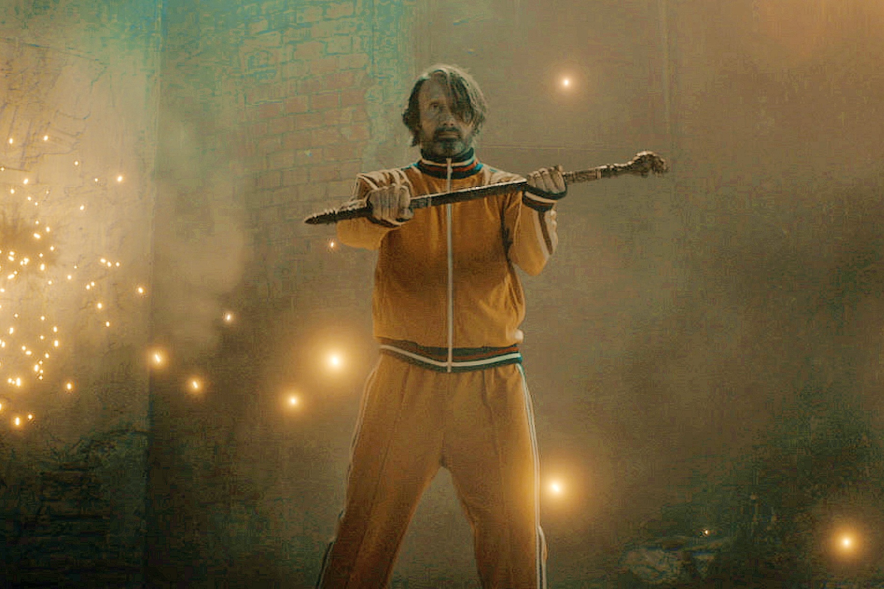 邁茲米克森《邦尼殺死他》大秀反差魅力  李小龍上身親耍雙節棍