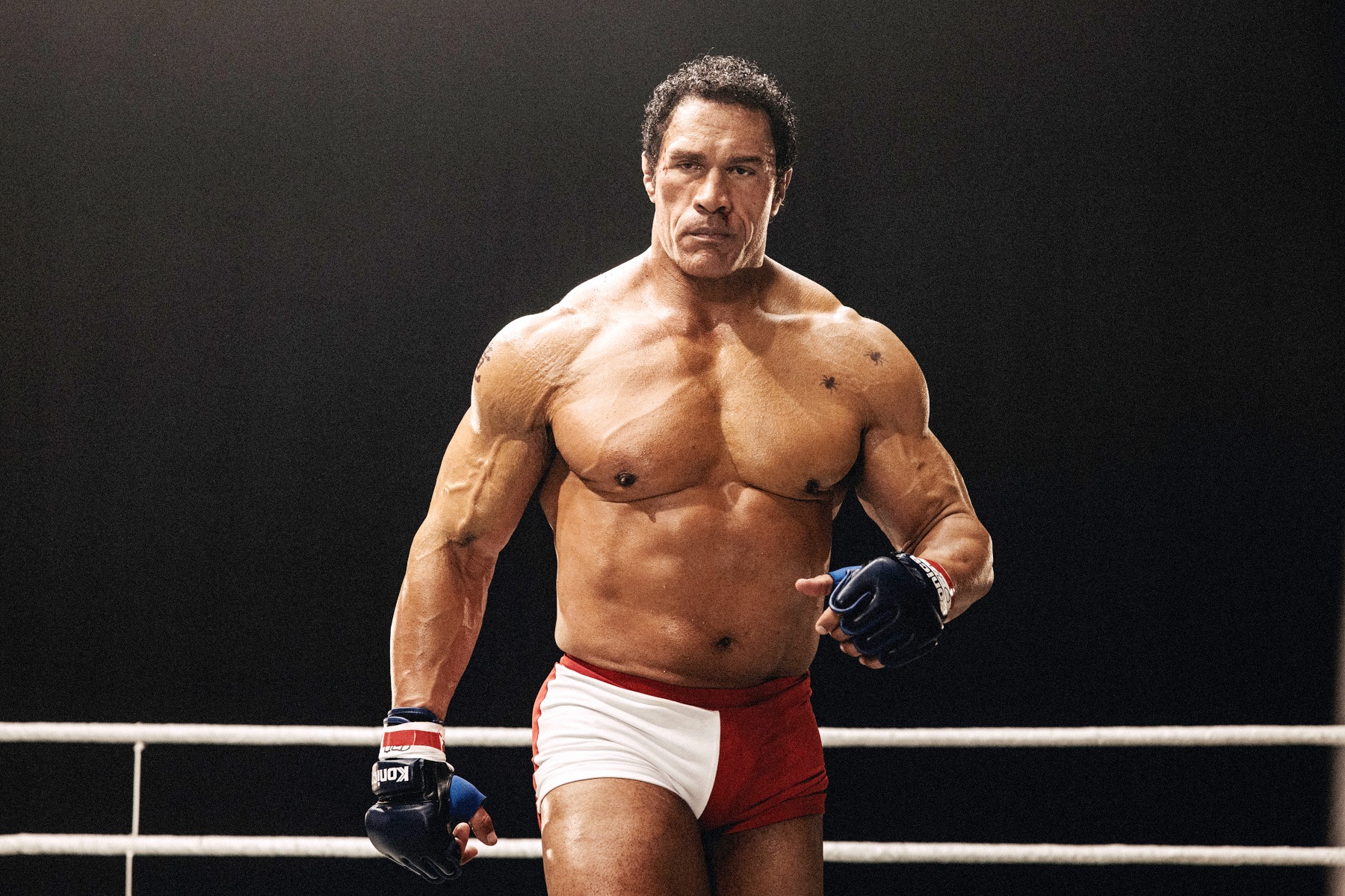 《重擊人生》巨石強森猛增13公斤  耗3小時造型還原驚呆本尊