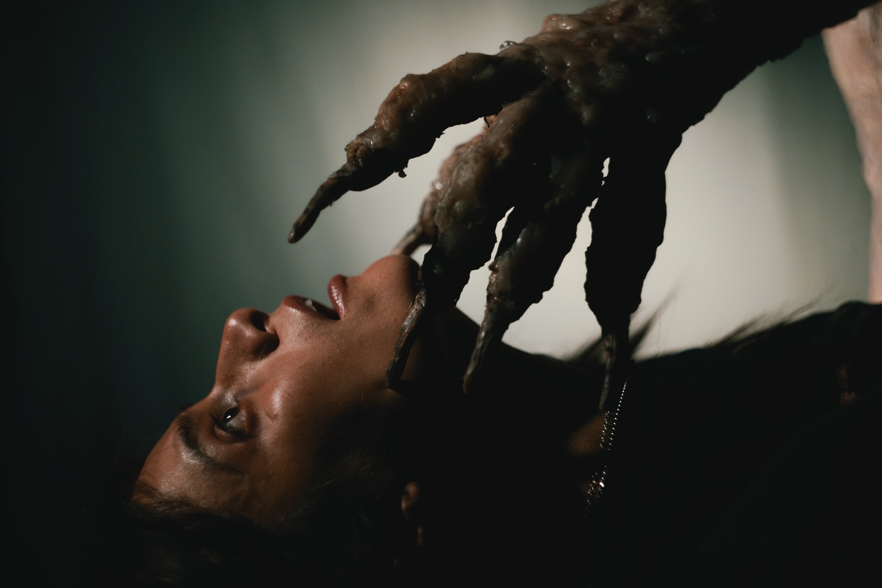 《鬼追蹤》實拍墨西哥猛鬼大樓  巫術痕跡、自殺屋主遺物全入鏡